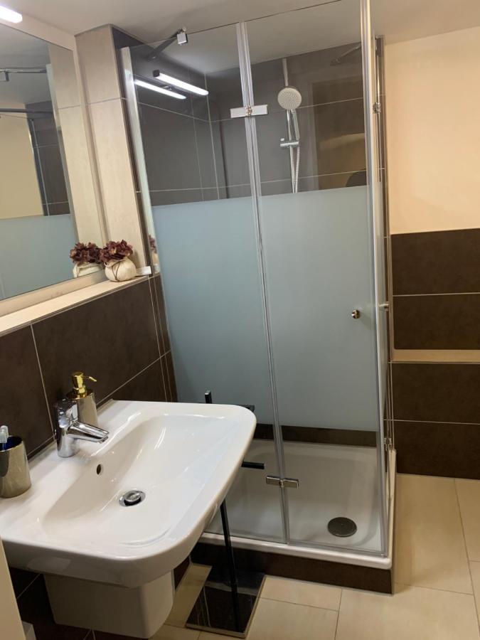 Souterrain Zimmer Mit Separatem Eingang Und Bad Düsseldorf Kültér fotó