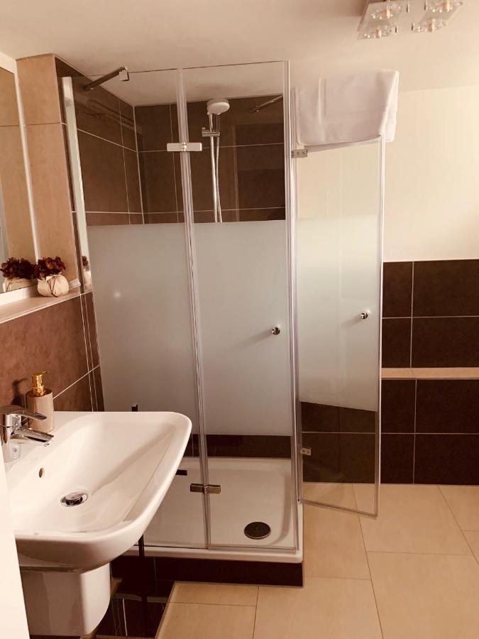 Souterrain Zimmer Mit Separatem Eingang Und Bad Düsseldorf Kültér fotó